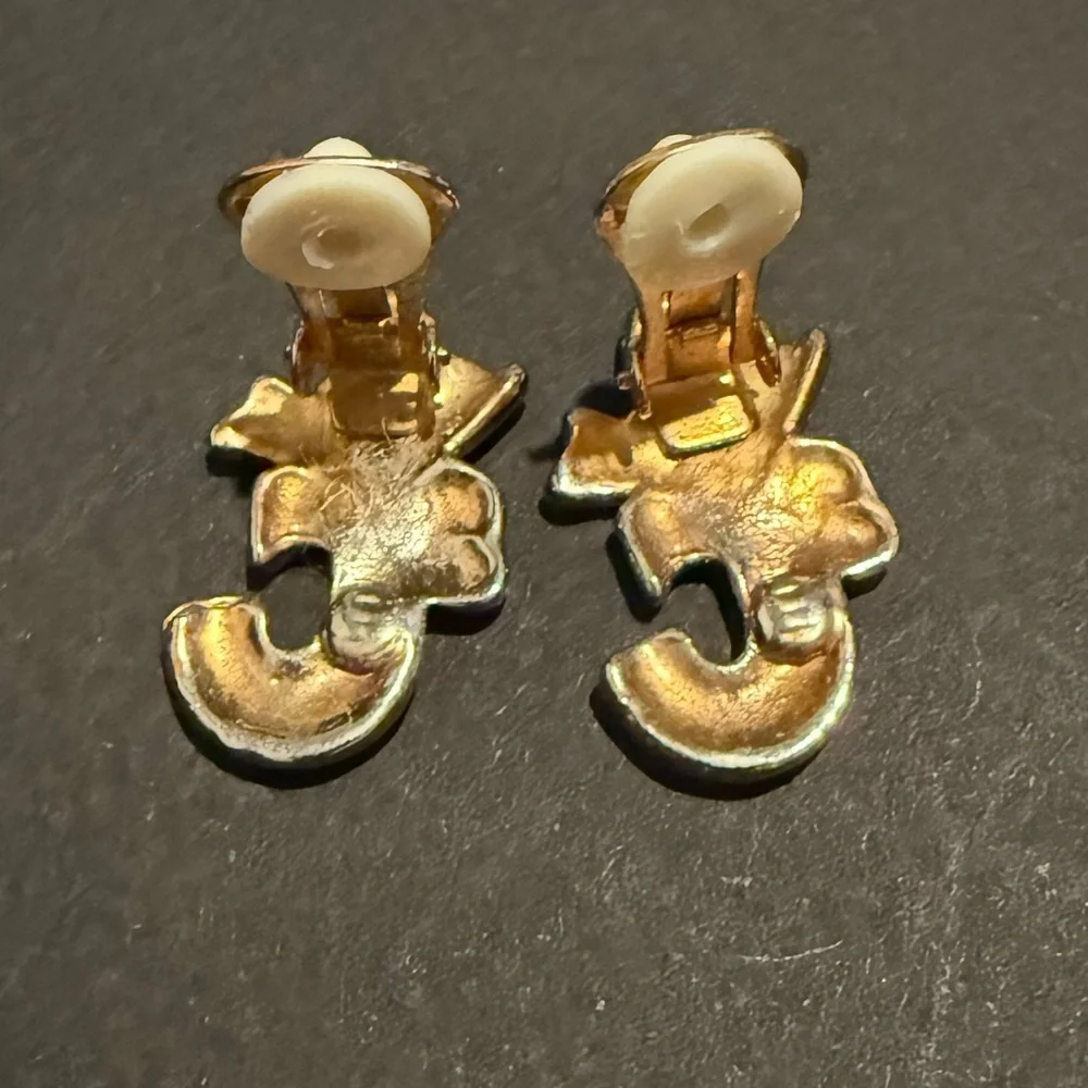 🎄 Enamel Candy Cane Clip-On Earrings – Festive Holiday Jewelry 🎄 - Picture 3 of 6